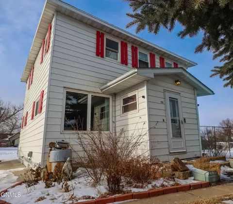 102 Cooley St, Wildrose, ND 58795