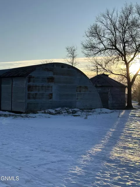 215 8th St S, New Salem, ND 58563