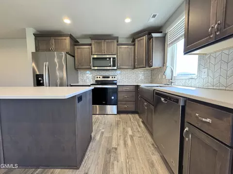 Kitchen - 3304 Kenner Loop, Bismarck, ND 58504 photo 5 of 12