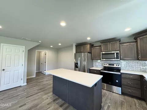 Kitchen - 3304 Kenner Loop, Bismarck, ND 58504 photo 12 of 12