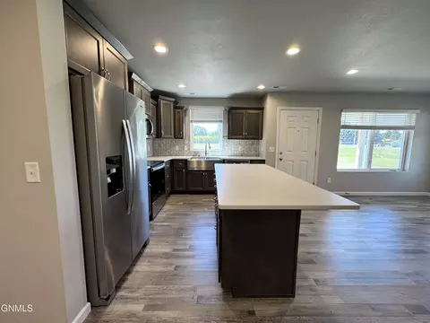 Kitchen - 3304 Kenner Loop, Bismarck, ND 58504 photo 6 of 12