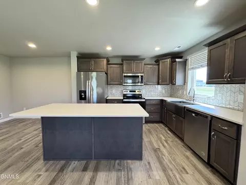 Kitchen - 3304 Kenner Loop, Bismarck, ND 58504 photo 4 of 12