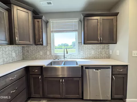 Kitchen - 3304 Kenner Loop, Bismarck, ND 58504 photo 8 of 12
