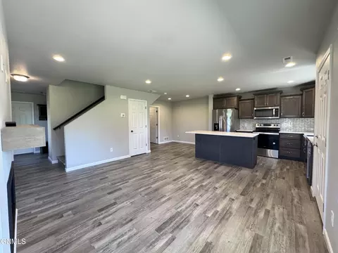 Living - 3304 Kenner Loop, Bismarck, ND 58504 photo 4 of 4