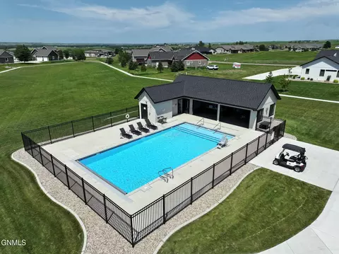 3403 Palmer Pl, Bismarck, ND 58503 photo 2