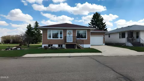 207 Roosevelt Ave, Underwood, ND 58576
