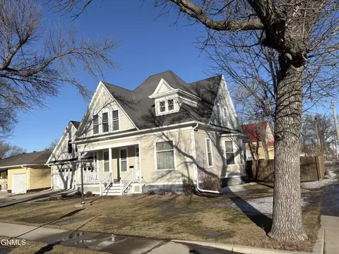 79 3rd St N, Ellendale, ND 58436