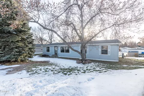 4337 Drake Dr, Bismarck, ND 58503
