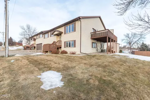 3422 Rosser Ave, Bismarck, ND 58501 photo 2