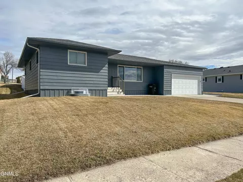 513 5th St NE, Linton, ND 58552