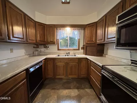 Kitchen - 917 Main St, Stanton, ND 58571 photo 3 of 5