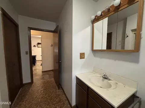 Bath - 917 Main St, Stanton, ND 58571 photo 2 of 3