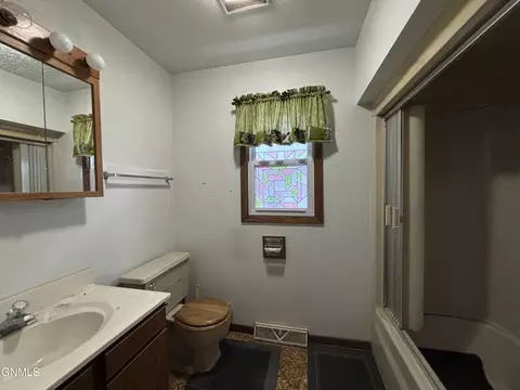 Bath - 917 Main St, Stanton, ND 58571 photo 1 of 3