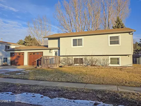 1548 1st Ave E, Dickinson, ND 58601 photo 1