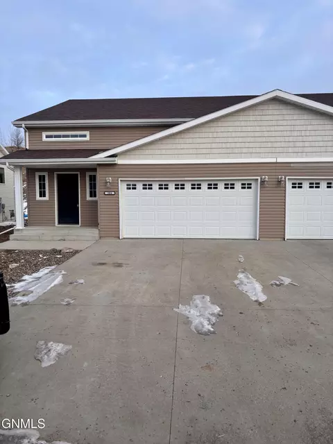 304 8th St NW, Watford City, ND 58854