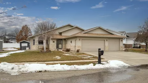 1301 8th Ave NE, Mandan, ND 58554
