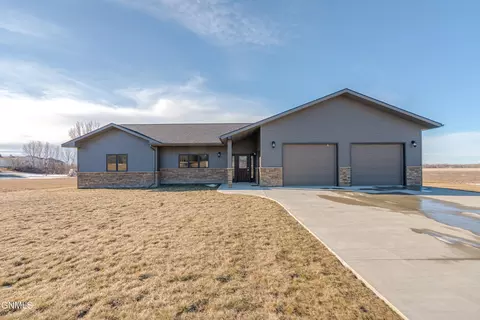 5400 Falconer Dr, Bismarck, ND 58504
