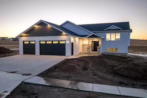 3511 Silver Leaf Ave NW, Mandan, ND 58554