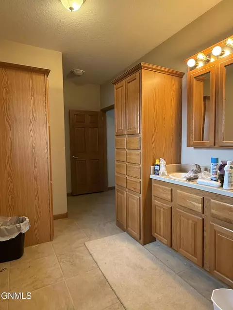 Bath - 13683 Mulberry, Williston, ND 58801 photo 1 of 8