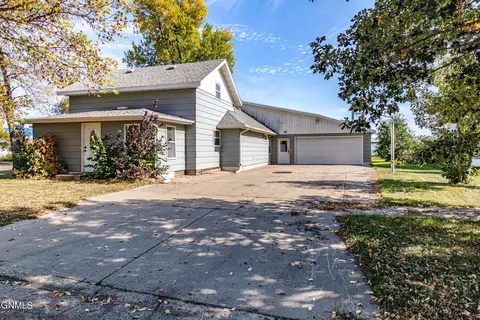 102 2nd Ave SW, Hazen, ND 58545