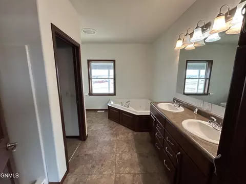 Bath - 4464 146w Ave NW, Williston, ND 58801 photo 1 of 5
