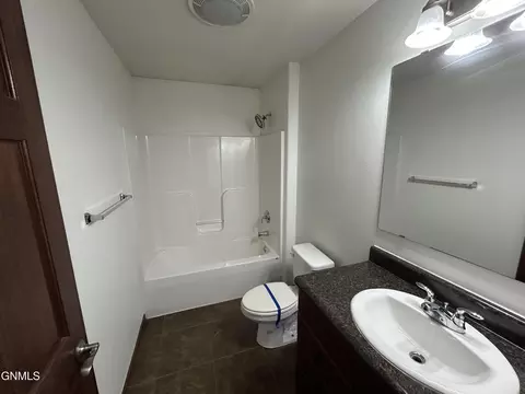 Bath - 4464 146w Ave NW, Williston, ND 58801 photo 4 of 4