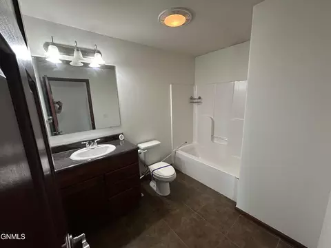 Bath - 4464 146w Ave NW, Williston, ND 58801 photo 3 of 4