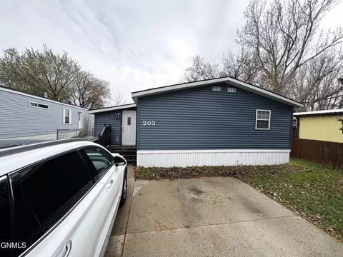 203 E Deer St, Mandan, ND 58554 photo 3