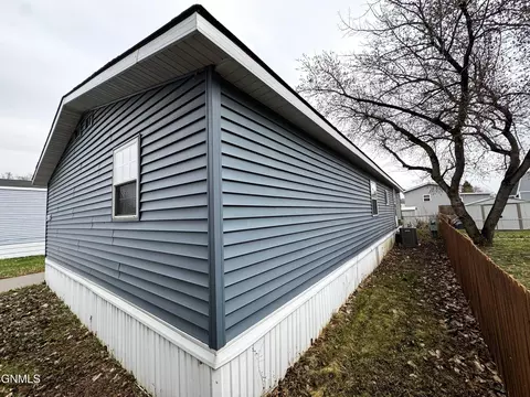 203 E Deer St, Mandan, ND 58554 photo 2