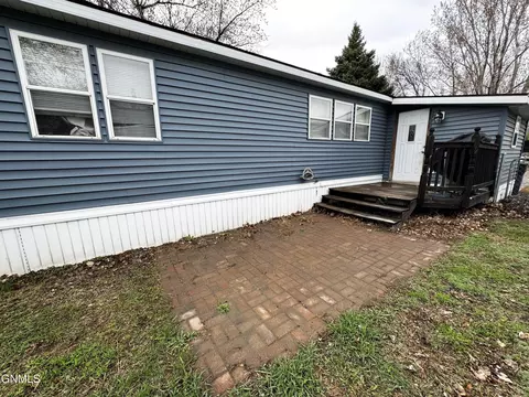 203 E Deer St, Mandan, ND 58554