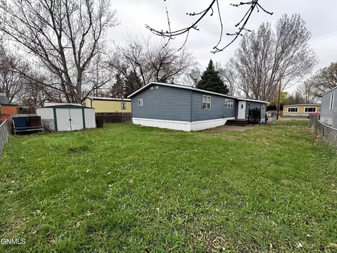 203 E Deer St, Mandan, ND 58554 photo 4