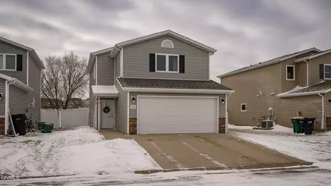 1113 Madison Ln, Bismarck, ND 58503