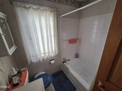 Bath - 601 14th Ave W, Williston, ND 58801 photo 1 of 2