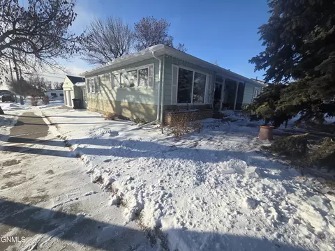 601 14th Ave W, Williston, ND 58801