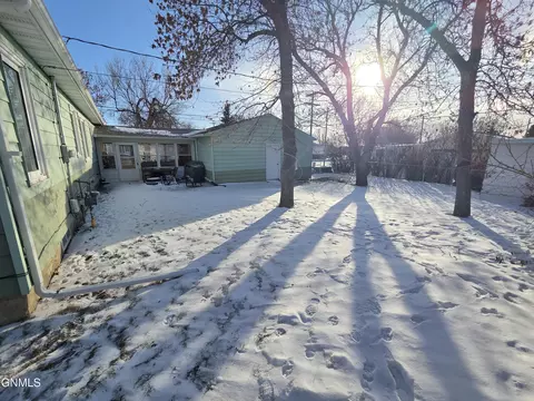 Exterior - 601 14th Ave W, Williston, ND 58801 photo 2 of 3