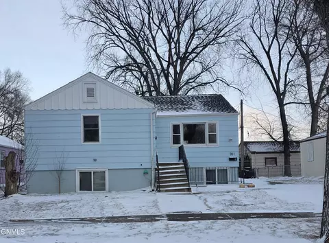 911 N 15th St N, Bismarck, ND 58501