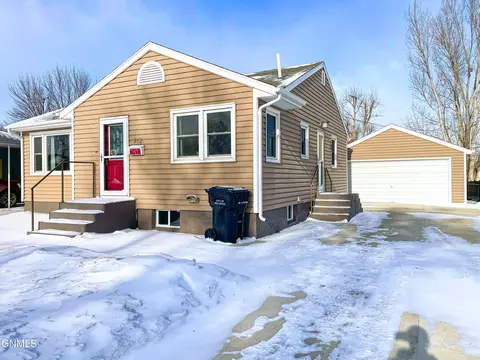 712 16th St W, Williston, ND 58801
