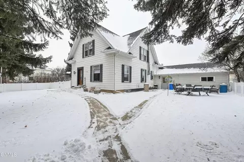 266 5th St W, Dickinson, ND 58601