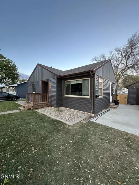 328 12th Ave NE, Jamestown, ND 58401