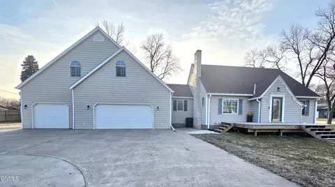 806 9th St NW, Cooperstown, ND 58425