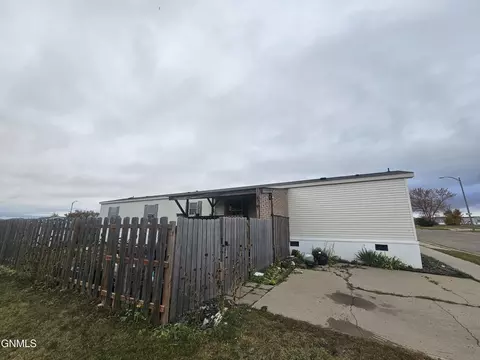 2207 38th St W, Williston, ND 58801