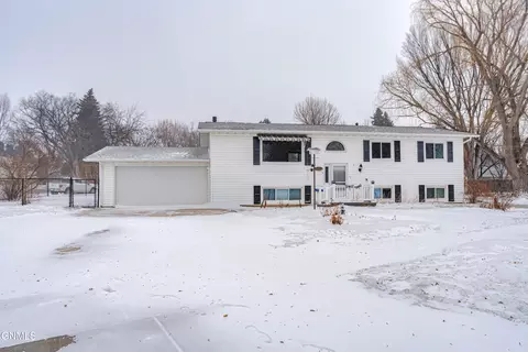 1715 Thompson St, Bismarck, ND 58501