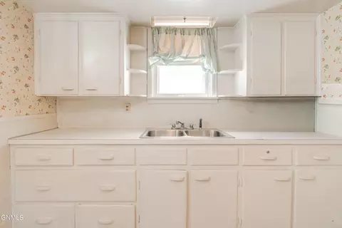 Kitchen - 909 E Avenue Ave E, Bismarck, ND 58501 photo 5 of 7