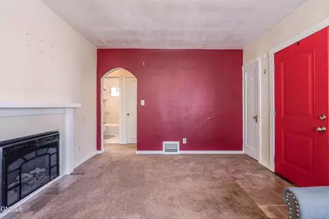 Living - 909 E Avenue Ave E, Bismarck, ND 58501 photo 3 of 4