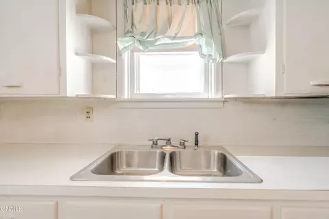 Kitchen - 909 E Avenue Ave E, Bismarck, ND 58501 photo 6 of 7