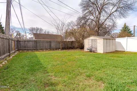 909 E Avenue Ave E, Bismarck, ND 58501