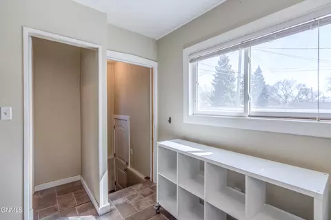 Entry Way - 909 E Avenue Ave E, Bismarck, ND 58501 photo 2 of 4