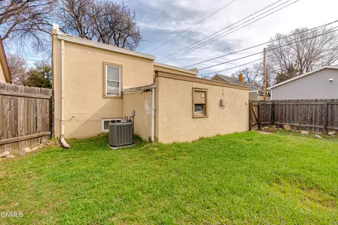 Exterior - 909 E Avenue Ave E, Bismarck, ND 58501 photo 6 of 9