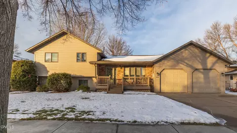 1620 Wichita Dr, Bismarck, ND 58504