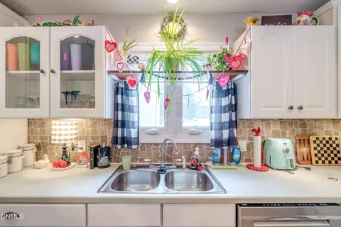 Kitchen - 2872 Warwick Loop, Bismarck, ND 58504 photo 6 of 9